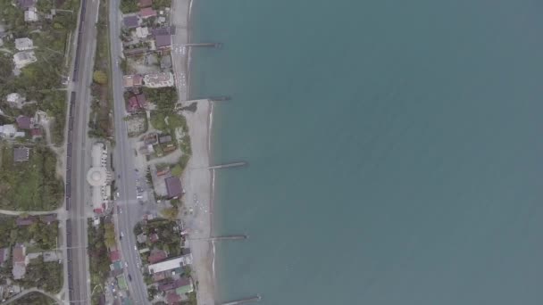 Flygfoto över blått vatten med hamnen, staden hus, lantlig väg och bilar. — Stockvideo
