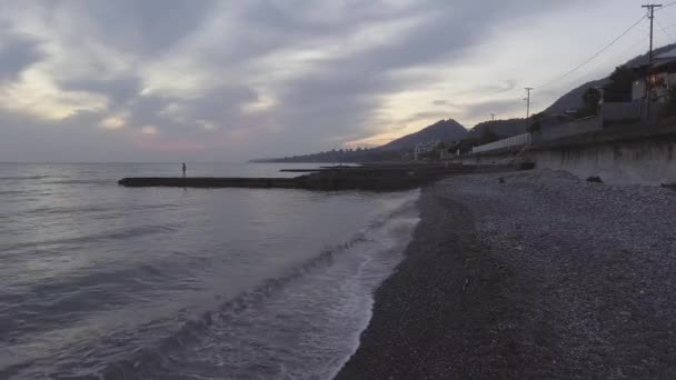 Paysage merveilleux de la mer, ligne de côte, colline verte au coucher du soleil avec ciel nuageux . — Video