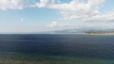 Deniz hala mavi su Berrak gökyüzü güneşli gün yansıtan ile inanılmaz sahne.