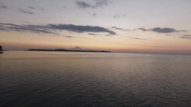Deniz ile durgun su Berrak gökyüzü yaz aylarında gün batımında yansıtan dron görünümü