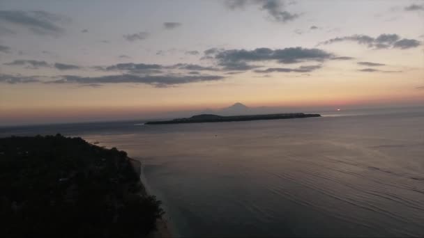 Прекрасне море з водою, що відображає чисте небо на заході сонця в літній час . — стокове відео