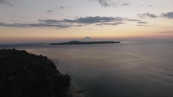 Maravilloso paisaje de mar con agua oscura, cielo despejado al atardecer en verano . — Vídeos de Stock