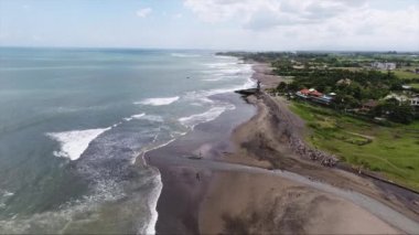 Palmiye ağaçları, şirin sahil şeridi ve gün batımında wavews adasının muhteşem sahne