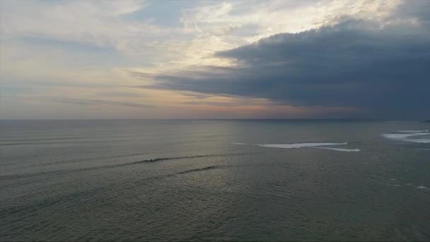 まだ水表面反射曇った空で夏の時間日没いくつかの波と美しい海の絶景 — ストック動画