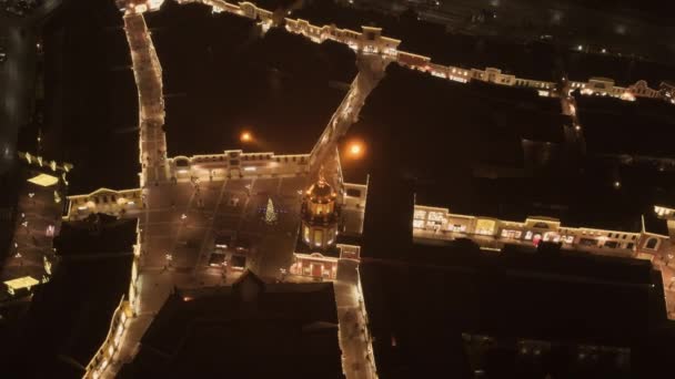Vista del cielo de linda plaza con árbol de Navidad iluminado en medio de la noche . — Vídeos de Stock