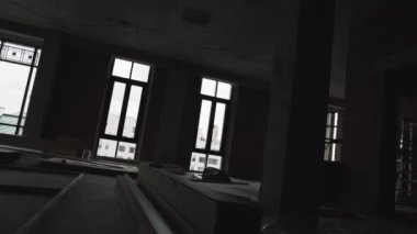 Büyük pencereler ve metalik iskele ile mobilya olmadan büyük boş oda