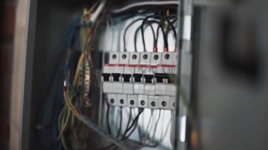 Ev elektrik servis kutusu birkaç telleri ile gri metalik kutusunun portre.