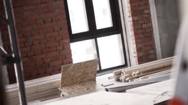 Gün ışığından yararlanma yetimhane ile büyük pencereler, metalik iskele ve ahşap plakalar.