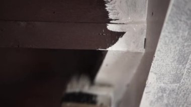 El erkek işçinin profesyonel büyük fırça ile beyaz renkli gri duvar boya