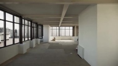 Büyük siyah çerçeveli pencereler ve beyaz duvarlar ve tavan büyük boş oda.