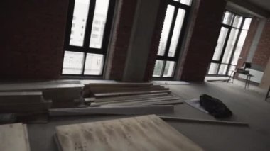 Büyük siyah çerçeveli pencereler, plakalar katta ve iskele karanlık büyük oda