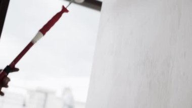 Beyaz duvarları profesyonel boyanır nasıl kamera gösterir boş oda daire içinde roller gün ışığı içinde pencere eşiği ile boyayın.