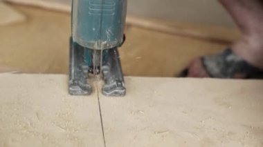 Yeşil tozlu elektrikli testere kesim ahşap tahta işlem çalışma.