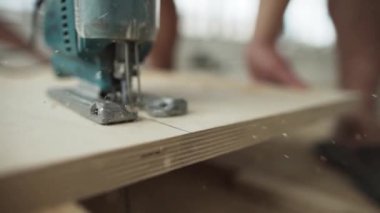 Yeşil tozlu elektrikli testere kesim ahşap tahta işlem çalışma.