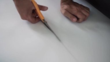 Kamera gösterir erkek işçiler ellerini beyaz turuncu makasla kesme.