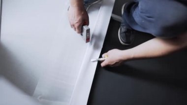 Erkekler ellerini beyaz duvar kağıtları elyaf-silah tarafından ağır zımba sürüş.