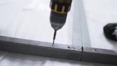 Kamera gösterir mans el holding ve elektrikli tornavida ile çalışma.