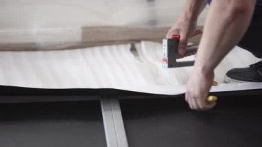 Erkekler ellerini beyaz duvar kağıtları elyaf-silah tarafından ağır zımba sürüş.