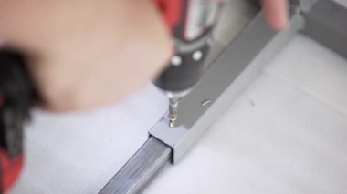 Kamera gösterir mans el holding ve elektrikli tornavida ile çalışma.