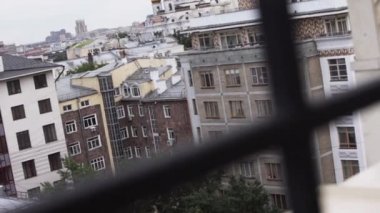 Kilise ve cepheler büyük yeni modern beyaz yüksek binanın birçok windows, antenler, Klima kutuları ve ele bulutlu gökyüzü penceresi görünümü.