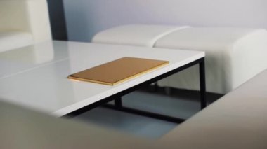 Beyaz modern yeni marka mobilya ince altın kutusu ile temiz ışık Oda.