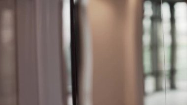 Beyaz telleri ile asılı dönen cam teçhizatları yeni binasında sunulmaktadır.