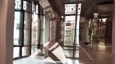 Beyaz telleri ile asılı şirin kahverengi cam teçhizatları ile büyük salonu.