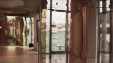 Beyaz telleri ile asılı kahverengi cam kareler yeni binasında sunulmaktadır.