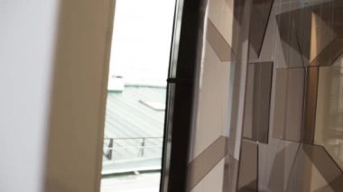 Beyaz telleri ile asılı kahverengi cam teçhizatları yeni binasında sunulmaktadır.