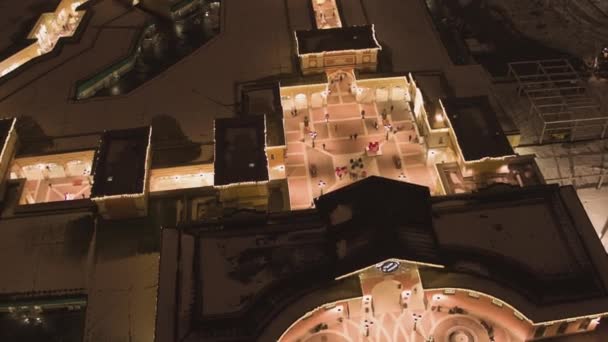 Énorme entrée éclairée au grand centre commercial avec de nombreux magasins éclairés 