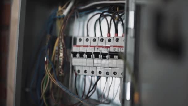 Primer plano de caja metálica gris con caja de servicio eléctrica de la casa con varios cables . — Vídeos de Stock