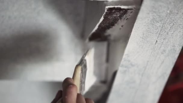 Maschio lavoratore è professionalmente pittura pareti grigie in bianco con grande pennello — Video Stock