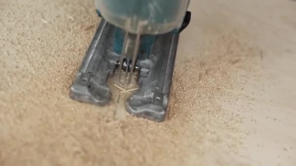 Processo de close-up de jigsaw elétrico empoeirado verde corte prancha de madeira . — Vídeo de Stock