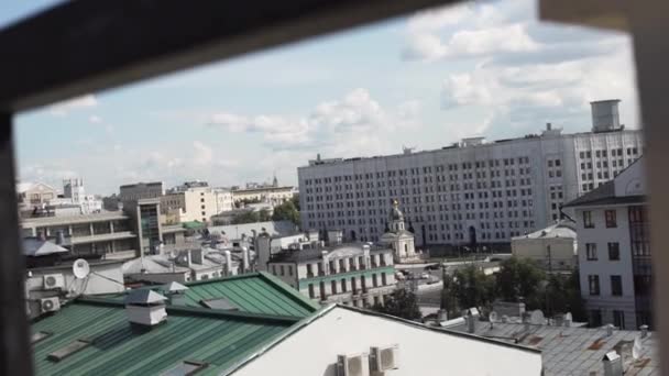 Paisaje desde ventana en fachadas de gran nuevo edificio blanco alto y cielo nublado . — Vídeos de Stock