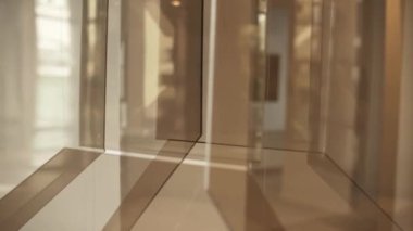 Beyaz telleri ile asılı kahverengi cam teçhizatları yeni binasında sunulmaktadır.