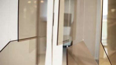 Beyaz telleri ile asılı güzel cam teçhizatları yeni binasında sunulmaktadır