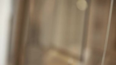 Beyaz telleri ile asılı kahverengi cam teçhizatları yeni ışık Binası'nda gösterilir.