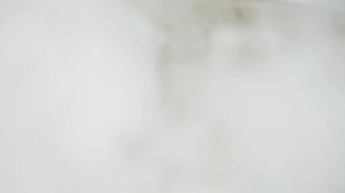 Kamera sıvı azot ile çelik kasede çırpma işlemini gösterir.