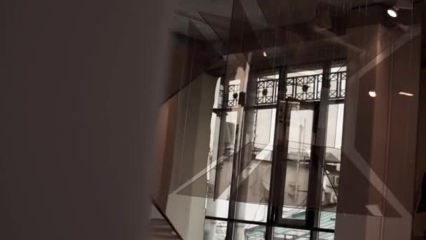 Des installations en verre marron suspendues avec des cordes blanches sont présentées dans le nouveau hall . — Video