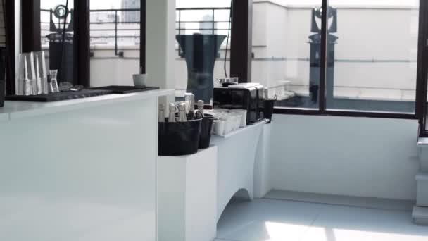 Heller großer Speisesaal der Küche mit nagelneuen weißen Möbeln. — Stockvideo