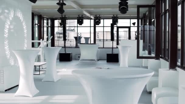 Lichte groot restaurant zaal met gloednieuwe witte meubels en schattige windows. — Stockvideo