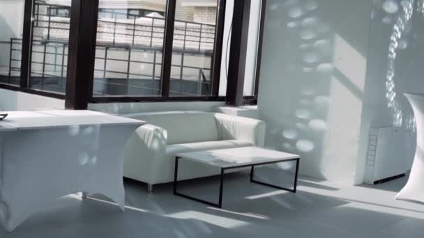 Luz grande salão de restaurante com novo mobiliário branco e janelas bonitos . — Vídeo de Stock