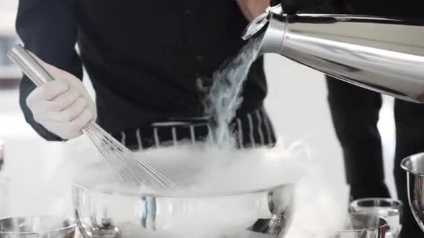 Vue du processus intéressant de fouetter dans un bol en acier avec de l'azote liquide . — Video
