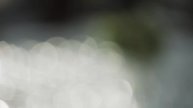 Satır büyük gri masaya koy tatlı kokteyl gözlük.