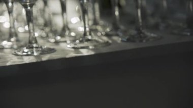 Satır büyük gri masaya koy temiz ve parlak kokteyl gözlük.