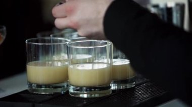 Siyah giyen garson meşrubat shaker bar gözlük içine dökme