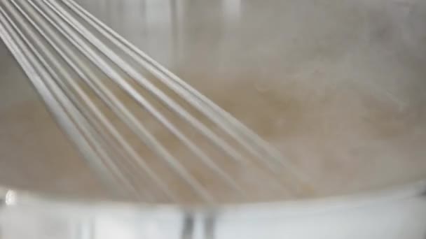 Demonstracja procesu whisking stalowych miski z ciekłym azotem steam. — Wideo stockowe