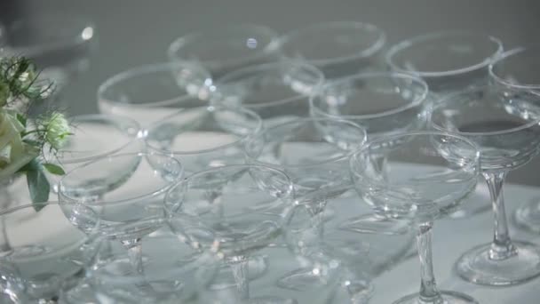 Muitos Rrws de óculos de coquetel elegantes põem na grande mesa cinza . — Vídeo de Stock