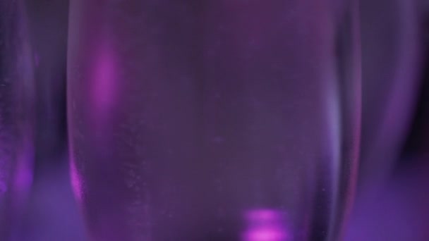 Closeup rijen glazen vol champaigne in grijs verlichting op bar tafel. — Stockvideo