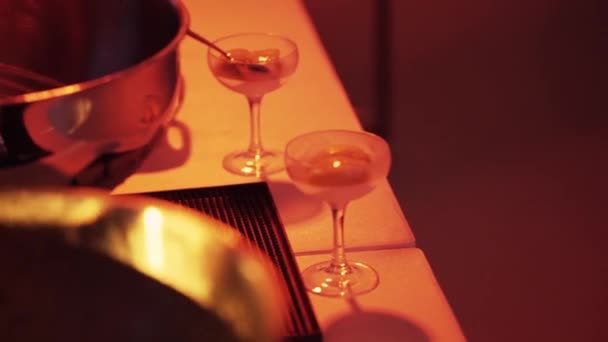 Moderne coctail glazen op tafel met grote stalen bowls ergens in nachtclub. — Stockvideo
